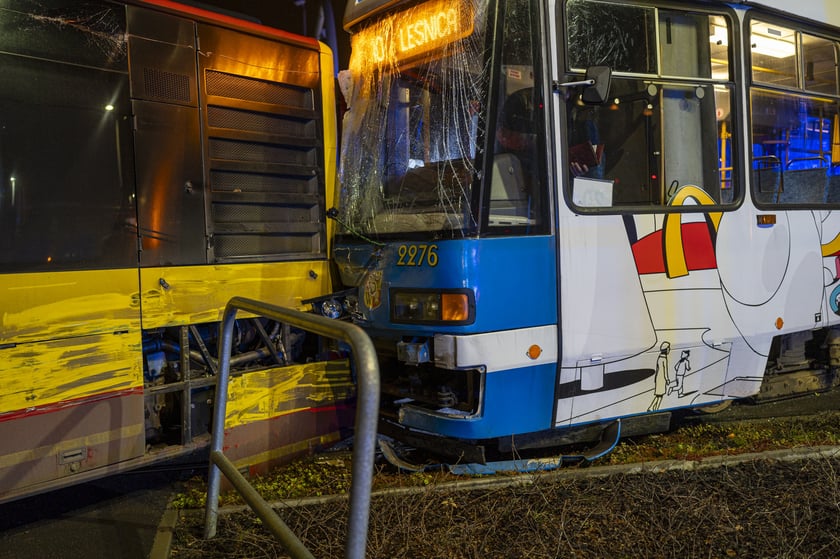 Tramwaj nr 10 wjechał w bok autobusu nr 107. Cztery osoby są lekko ranne